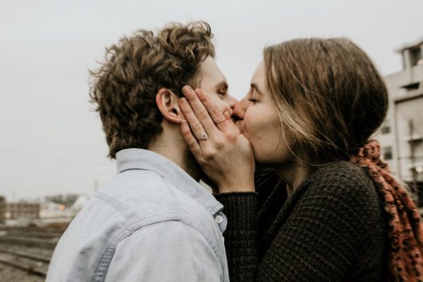 couple kissing